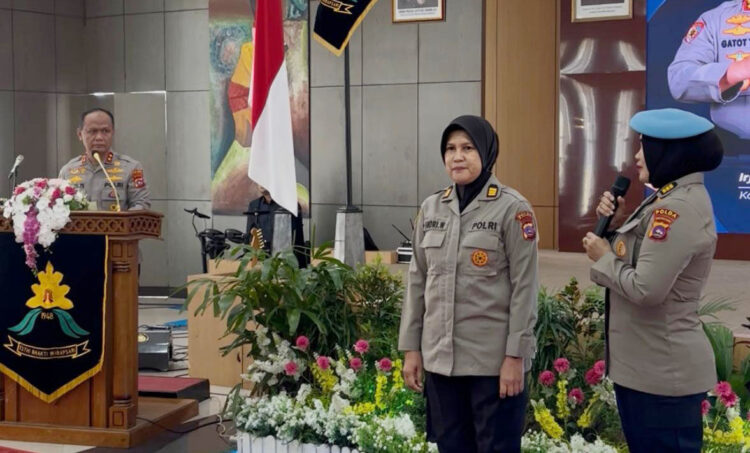 PENGHARGAAN JABATAN— Kapolda Sumbar Irjen Pol Gatot Tri Suryanta saat memberikan 
penghargaan jabatan kepada dua Polwan berpangkat perwira.