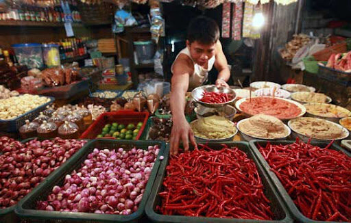 Agustus 2025, Sumbar Alami Inflasi 2,89 Persen, Dipicu Kenaikan Harga Bawang dan Cabai 1 ILUSTRASI—Penjual bawang dan cabai.