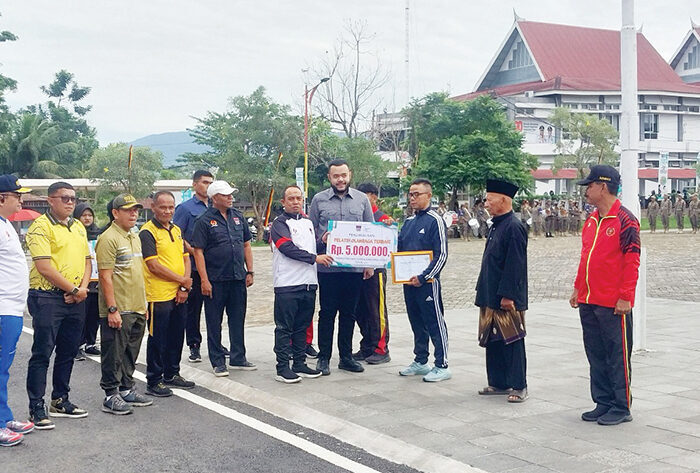 PENGHARGAAN—Wali Kota Padang Fadly Amran bersama Ketua DPRD Muharlion, menyerahkan penghargaan kepada pelatih olahraga terbaik, usai upacara peringatan Haornas, di Lapangan Balai Kota Padang, Aia Pacah, pada Selasa (9/9).