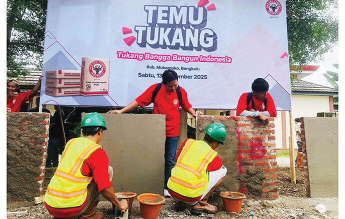 EDUKASI TUKANG— Sebanyak 70 tukang mengikuti Temu Tukang bertajuk “Tukang Bangga Bangun Indonesia” yang digelar PT Semen Padang di Kabupaten Mukomuko, Bengkulu, Sabtu (13/9) lalu.