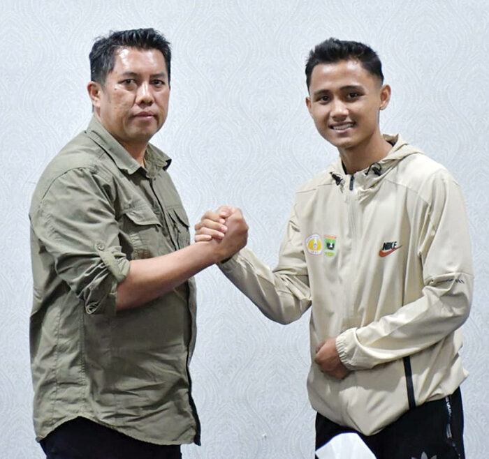 Pesilat Agam Furgon Habil Perkuat Indonesia di Ajang Road to Olympic 1 PRESTASI— Pesilat Asal Kabupaten Agam, Furgon Habil Winata (kanan) perkuat kontingen Indonesia dalam rangka mengikuti event Pencak Silat Road to Olympic yang dilepas Sekda Agam, Mhd Lutfi AR, di Ruang Rapat Bupati Agam, Kamis (18/9).