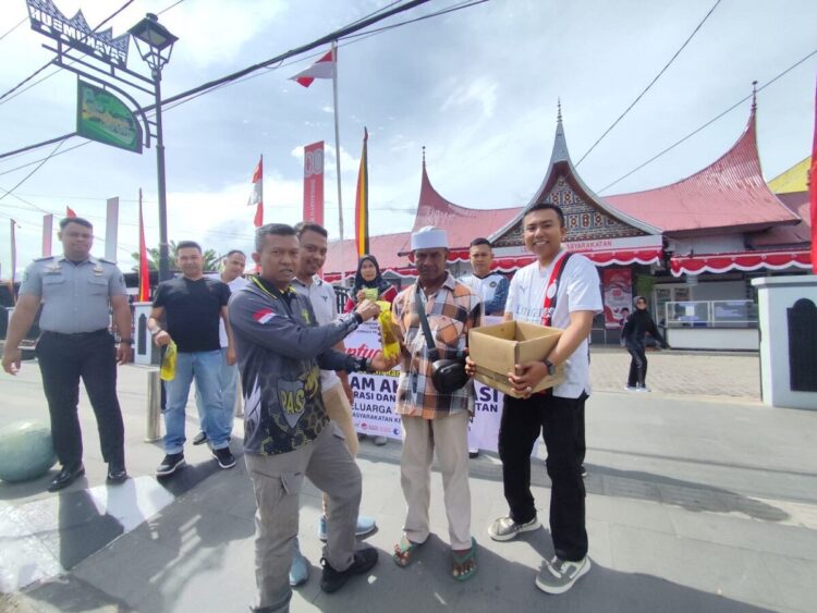 Lapas Tanjung Pati Bagikan Puluhan Liter Migor 1 BAGIKAN MINYAK GORENG— Petugas Lapas Kelas IIB Tanjung Pati di Payakumbuh saat membagikan minyak goreng kepada pengguna jalan di depan Lapas Kelas IIB Tanjung Pati.