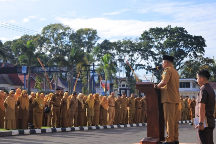 APEL ORGANIK— Bupati Pasaman Welly Suhery memberikan arahan saat memimpin apel gabungan organik di hadapan ASN, Senin (8/9).