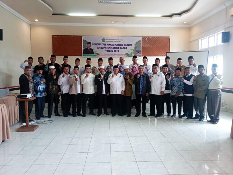 Pokja Majelis Taklim Tanah Datar Diperkuat, Kemenag Dorong Dakwah Moderat 1 PENGUATAN POKJA— Kantor Kementerian Agama Kabupaten Tanah Datar melalui Seksi Bimbingan Masyarakat (Bimas) Islam menggelar kegiatan Penguatan Pokja Majelis Taklim Kabupaten Tanah Datar Tahun 2025 di Hotel Pagaruyung, Selasa (16/9).