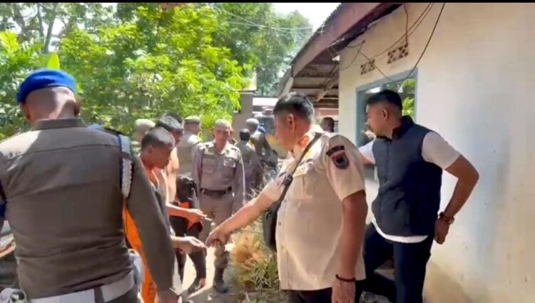 BOLOS SEKOLAH— Petugas Satpol PP Kota Payakumbuh saat melakukan razia terhadap siswa yang bolos di jam pelajaran sekolah.