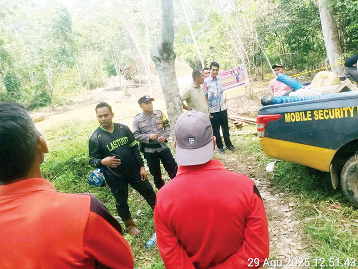 PETI Resahkan Warga Abai Siat, Polisi Pasang Himbauan Larangan 1 PASANG PLANG— Tim Satreskrim Polres Dharmasraya sisir sungai Nobuan dan pasang Plang Himbauan larangan PETI.