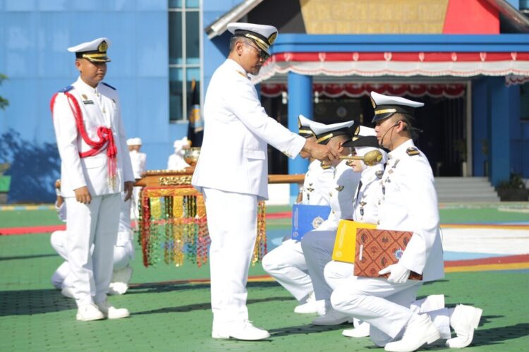 Politeknik Pelayaran Sumbar Wisuda124 Perwira Baru 1 PROSESI WISUDA— Sekretaris Badan Pengembangan Sumber Daya Manusia Perhubungan, Dr. Capt. Wisnu Handoko, M.Sc., melakukan prosesi Tirta Sapta Samudera saat Upacara Wisuda Perwira Pelayaran Niaga ke-8, di Lapangan Kompas Poltekpel Sumbar, Minggu (7/9).