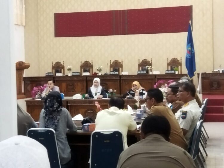 SAMPAIKAN ASPIRASI— Puluhan pedagang mendatangi gedung DPRD Sawahlunto untuk menyampaikan keluh kesahnya atau aspirasi terkait pengelolaan lokasi nerdagang di Taman SIlo.