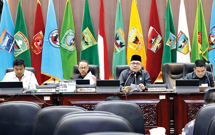 PARIPURNA—Ketua DPRD Sumbar Muhidi bersama Wakil Ketua M Iqra Chissa Putra sedang memimpin rapat paripurna dan dihadiriWakil Gubernur Vasko Ruseimy.