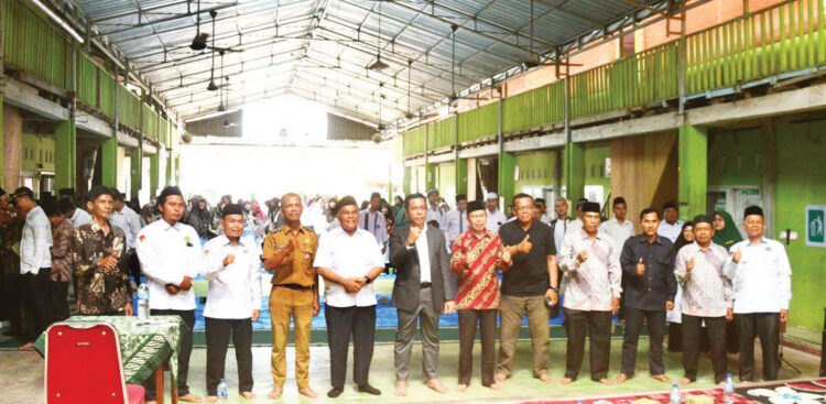 Reses Anggota DPRD Padang Irwandi di Ponpes Perkampungan Minangkabau, Masjid Butuh Tempat Berwuduk, Toilet dan Rp200 Juta untuk Benahi Asrama 1 RESES MASA SIDANG— Anggota DPRD Padang dari Dapil Padang1 (Koto Tangah) Irwandi, melakukan reses masa sidang I tahun 2025–2026, di Masjid Nurul solihin Balai Gadang, Pondok Pesantren Perkampungan Minangkabau, Kelompok Flora Lubuk Minturun dan Masjid Cahaya Rohani UM Sumatera Barat.