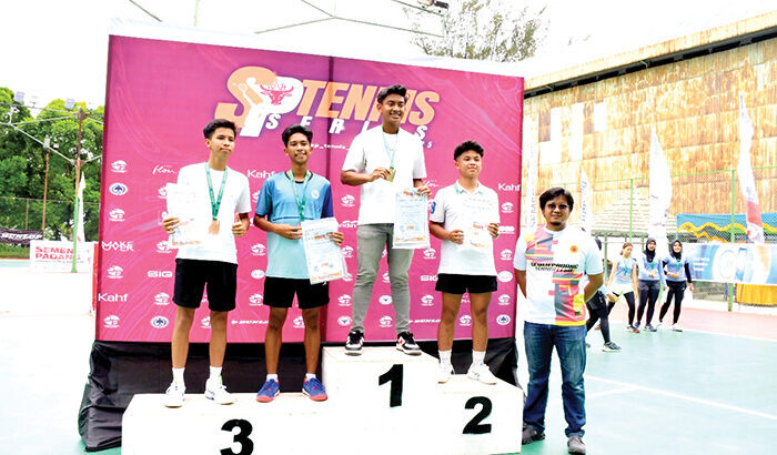 PENYERAHAN MEDALI— Sejumlah pemenang dalam berbagai kategori pertandingan dalam Kejurnas Junior TDP Semen Padang Tennis Tournament 2025, menerima medali saat penutupan Kejurnas di Lapangan Tenis Outdoor PT Semen Padang.