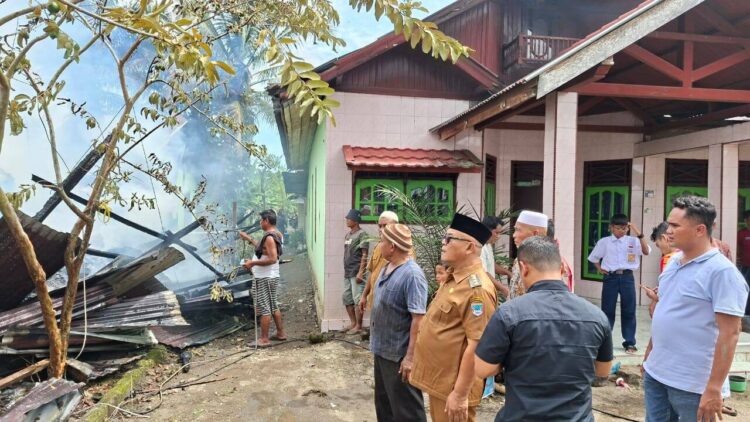 Respon Cepat Bupati Yulianto, Tinjau Lokasi Kebakaran Gudang Karton di Kuamang 1 Respons Cepat Bupati Yulianto tinjau korban kebakaran