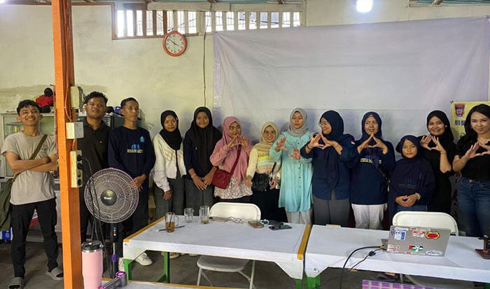 KELAS BAHASA ISYARAT— Rumah Inklusi Padang membuka Kelas Bahasa Isyarat untuk umum tahap I yang diikuti sebanyak 15 peserta di Sekretariat Ruman Inklusi Padang, Minggu (21/9).