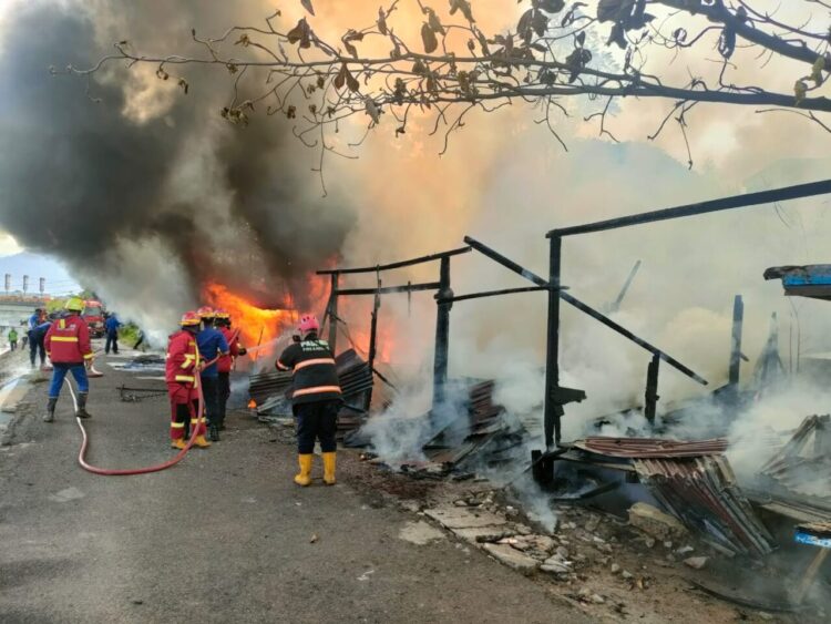 2 Rumah Kayu Ludes Dilalap si Jago Merah 1 KEBAKARAN— Petugas Damkar melakukan penyemprotan air untuk memadamkan api yang membakar dua rumah kayu di Kelurahan Ulak Karang Utara, Kecamatan Padang Utara.
