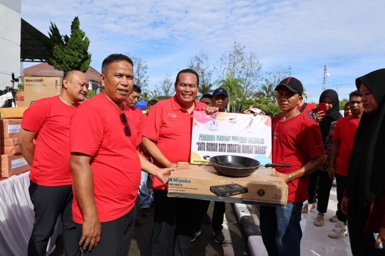 Pemko Pariaman Launching Program Unggulan IRT, Satu Keluarga, Satu Industri Rumah Tangga 1 BANTUAN INDUSTRI— Wali Kota Pariaman Yota Balad didampingi Wawako Mulyadi serahkan bantuan peralatan industri untuk rumah tangga, saat launching program unggulan Walikota Pariaman satu keluarga satu industri rumah tangga (IRT).