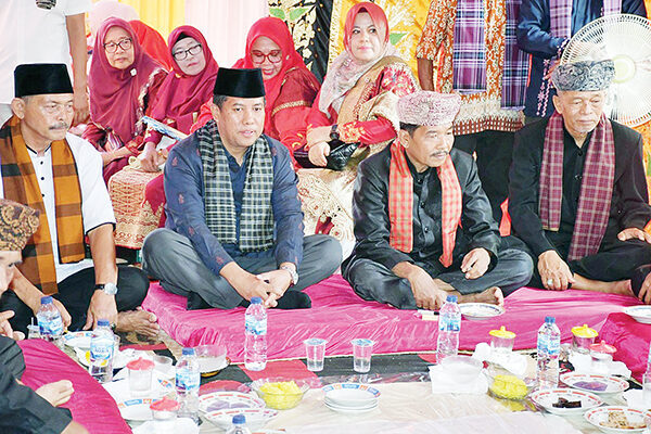 Ilham Fahmi Sandang Gelar Dt Pangulu Batuah, Sekda Agam: Pangulu Punya Tanggung Jawab Besar 1 BATAGAK PANGULU— Sekda Kabupaten Agam, Mhd Lutfi AR, hadiri alek batagak pangulu Payuang Panji Datuak Pangulu Batuah Suku Caniago, di Kubang, Surabayo, Nagari Lubuk Basung, Sabtu, (20/9).