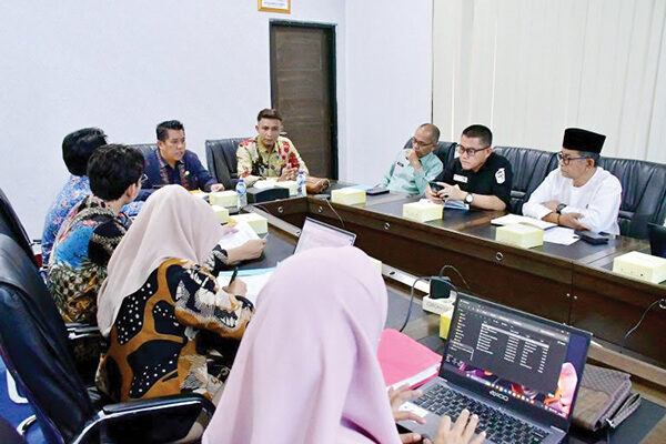 KUNJUNGAN OMBUDSMAN— Sekretaris Daerah Kabupaten Agam, Dr. Mhd. Lutfi AR, SH, MSi, menghadiri kunjungan Ombudsman Republik Indonesia Perwakilan Sumatera Barat, di Ruang Rapat Bupati Agam, 
Kamis (25/9).