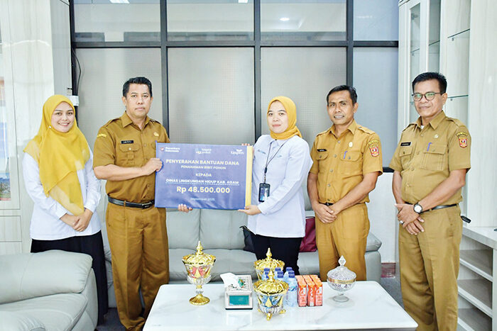 Dukung Kelestarian Lingkungan, PT Taspen Bantu Dana Penanaman Bibit Pohon 1 BANTUAN DANA— Sekda Kabupaten Agam, Mhd. Lutfi AR, menerima bantuan dana untuk penanaman bibit pohon sebesar Rp48.500. 000 dari PT Taspen Cabang Bukittinggi, di ruang kerja Sekretaris Daerah Kabupaten Agam, Senin (22/9).
