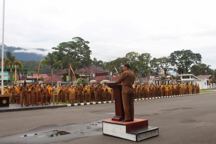 APEL GABUNGAN ASN— Sekda Kabupaten Pasaman, Yudesri, saat memimpin apel perdana di halaman Kantor Bupati Pasaman.