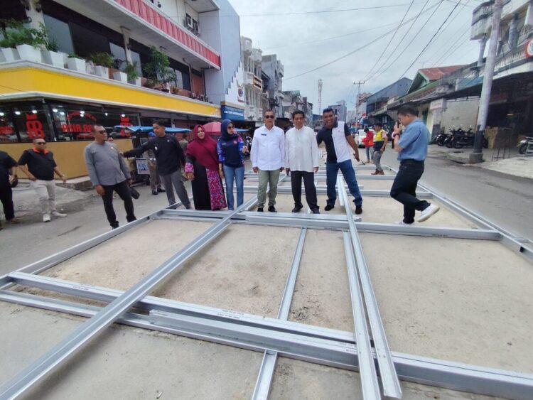 RELOKASI— Sekda Payakumbuh Rida Ananda saat meninjau tempat relokasi bagi pedagang terdampak kebakaran Pasar Payakumbuh.