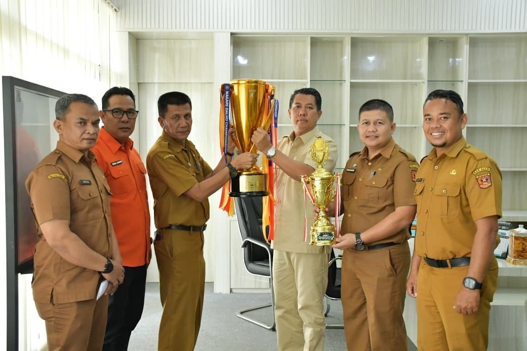 Sekretaris Daerah Kabupaten Agam Dr. Mhd Lutfi AR SH. M.Si menerima tropi bergilir Walinagari Dalko Cup I