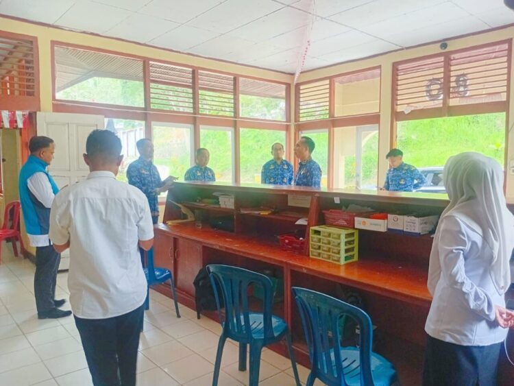 PELAYANAN PUBLIK— Sekretaris Daerah Kabupaten Solok Medison, saat mengunjungi kantor Camat X Koto Diatas, dan memastikan jika pelayanan publik di wilayah perbatasan berjalan dengan optimal.