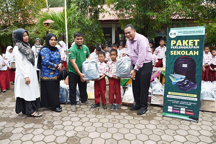 Serahkan Bantuan 40 Paket Perlengkapan Sekolah di SD N 06 Pungguang Ladiang