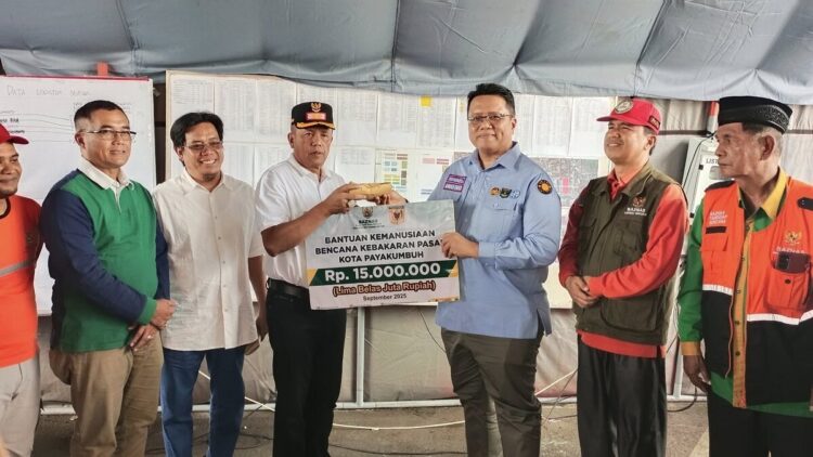 BANTUAN KORBAN KEBAKARAN— Wabup Ahmad Fadly beserta rombongan serahkan bantuan dari Pemkab Tanahdatar kepada Wakil Wali Kota Payakumbuh Elzadaswarman untuk membantu pedagang korban kebakaran Pasar Payakumbuh.