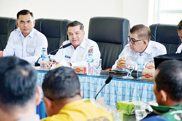 Bupati Serap Aspirasi Masyarakat Canduang Pascabanjir Lahar Dingin, Warga Keluhkan Lahan Pertanian Tertimbun Material Bencana 1 TAMPUNG ASPIRASI— Bupati Agam, Benni Warlis, menampung langsung berbagai aspirasi masyarakat Canduang pascabanjir lahar dingin tahun lalu. Pertemuan berlangsung di Kantor Camat Canduang, Rabu (24/9), dengan dihadiri camat, wali nagari, serta sejumlah pimpinan OPD.