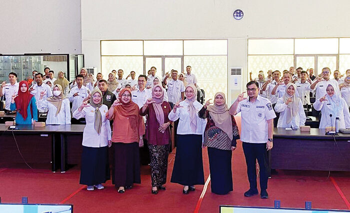 RAKOR PPID— Asisten III Administrasi Umum Setdako Padang, Corri Saidan menghadiri Rapat Koordinasi Pejabat Pengelola Informasi Dan Dokumentasi (PPID) Pemko Padang, di Ruang Bagindo Aziz Chan, Balai Kota Padang, Rabu (24/9).