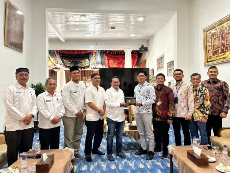 Momentum Hari Pelanggan Nasional, PLN UP3 Payakumbuh Perkuat Sinergi dengan Pemkab Tanah Datar 1 PERTEMUAN—Manager UP3 Payakumbuh, Teguh Budi Octavianto melakukan pertemuan dengan Bupati Tanah Datar, Eka Putra.