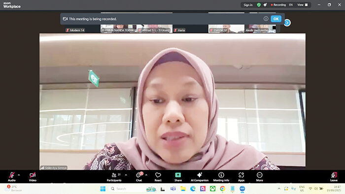 22 Karyawan PT Semen Padang Ikuti Program S2 Operational Excellence di Unand 1 KELAS KHUSUS— Staf Diklat & Knowledge Management PT Semen Padang Siska Ayu Soraya saat membuka Kelas Operational Excellence untuk Program Magister Teknik Industri Unand.