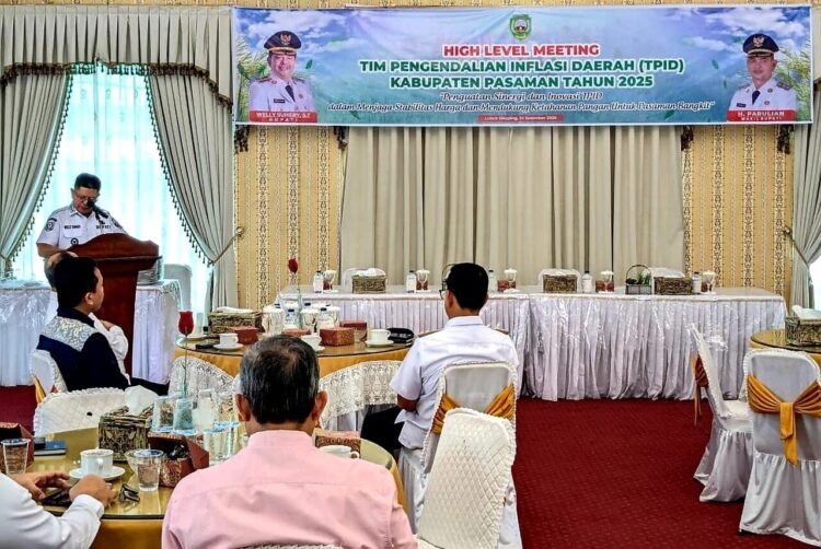 PENGENDALIAN INFLASI— Bupati Pasaman Welly Suhery memberikan sambutan saat  menggelar High Level Meeting (HLM) Tim Pengendalian Inflasi Daerah (TPID) di Balerong Pusako Anak Nagari, Lubuk Sikaping.