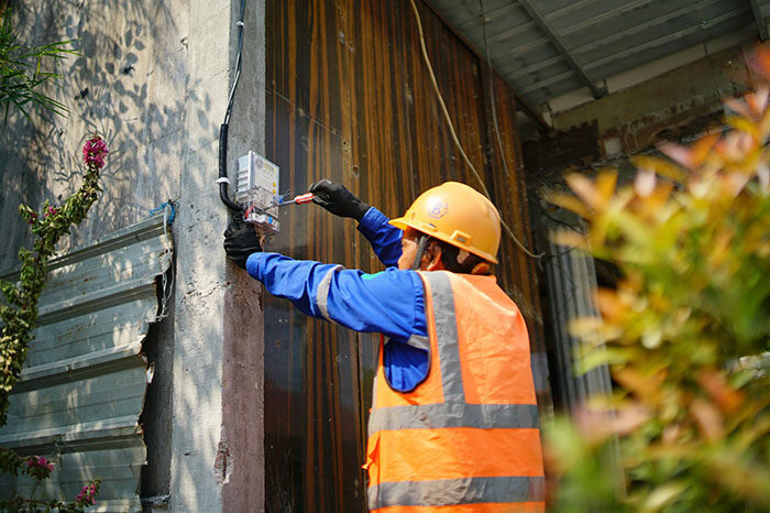 Semarak Hari Pelanggan Nasional 2025, PLN Luncurkan Promo Tambah Daya Diskon 50% 1 TAMBAH DAYA—Petugas PLN melakukan penambahan daya di meteran listrik pelanggan.