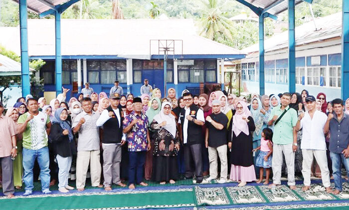 PENCEGAHAN TAWURAN— Kabid Perlindungan Masyarakat Satpol PP Kota Padang, Indra Jaya menjadi narasumber dalam sosialisasi pencegahan tawuran di SMPN 4 Kota Padang, Sabtu (21/9).