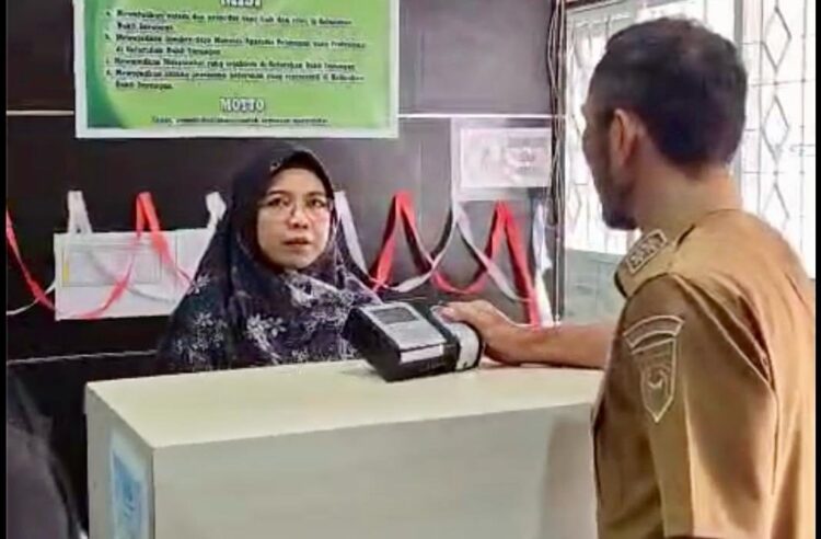 Wawako Allex Saputra Sidak Tiga Kantor Lurah, Tegaskan Disiplin ASN dan Pelayanan Prima 1 SIDAK KANTOR LUIRAH—Wakil Wali Kota (Wawako), Allex Saputra, berdialog seorang pertugas piket saat melakukan inspeksi mendadak (sidak) ke tiga kantor lurah, Senin (1/9).