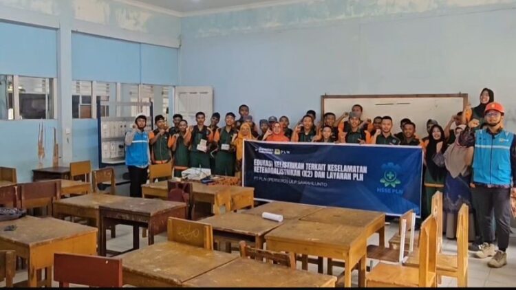 Kunjungi SMKN 02 Sawahlunto, PLN Edukasi Keselamatan Ketenagalistrikan 1 EDUKASI SISWA— Manager PLN UP3 Solok, Hariani dan Kepala SMKN 02 Sawahlunto, Nusriwati, foto bersama usai kegiatan PLN Mengajar di SMKN 02 Sawahlunto.
