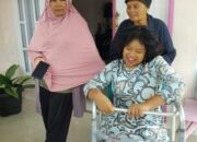 Warga Kampung Manggis Terima Bantuan Alat Bantu Jalan