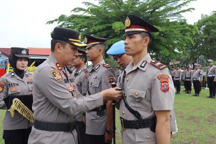 SERTIJAB— Kapolres AKBP Willian Harbensyah memimpin sertijab di halaman Mapolres, pada Rabu (10/9). Jabatan Kasat Reskrim dan Kasat Narkoba Polres Sijunjung kini diduduki pejabat baru.