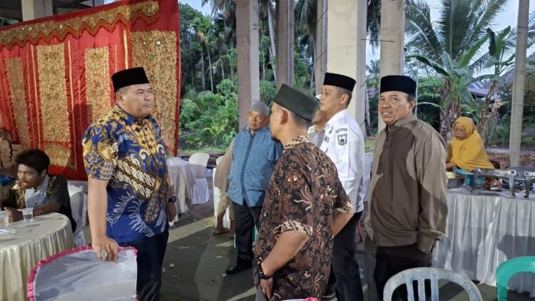Pembangunan Masjid Nurul Iman Naras I, ASN Pemko Pariaman Gelar Tradisi Badoncek 1 PENGGALANGAN DANA—Wako Yota Balad hadiri tradisi badoncek atau penggalangan dana untuk pembangunan Masjid Masjid Nurul Iman, Desa Naras I, Kecamatan Pariaman Utara, Kota Pariaman.