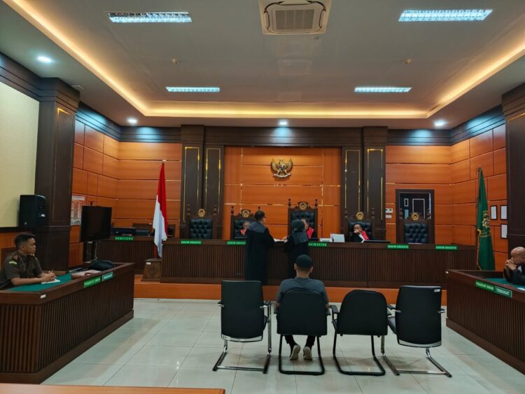 SIDANG— Mantan Wali Nagari Sungai Nyalo IV Koto Mudiek, Kabupaten Pessel mengikuti sidang perdana 
di Pengadilan Tipikor Padang.