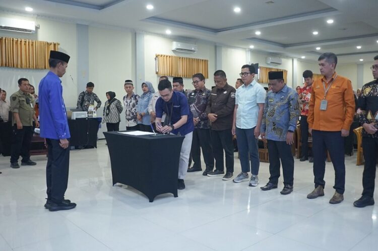 Uji Publik Dukcapil, Langkah Bersama Atasi Tantangan Administrasi Kependudukan di Solsel 1 FORUM SOSIALISASI— Wakil Bupati Solok Selatan Yulian Efi menghadir Forum Sosialisasi dan Uji Publik Standar Pelayanan Kependudukan dan Pencatatan Sipil yang digelar Pemerintah Kabupaten Solok Selatan pada Kamis, (18/9) di Hotel Pesona Alam Sangir.