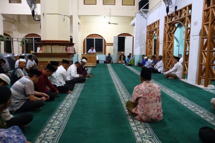 Warga Curhat ke Wako Usai Subuh Berjamaah di Masjid Tua Payakumbuh 1 SUBUH BERJAMAAH— Wali Kota Payakumbuh menghadiri subuh berjamaah di Masjid Muhsinin, Kelurahan Tiaka, sekaligus berdialog dengan masyarakat untuk menyerap langsung aspirasi.
