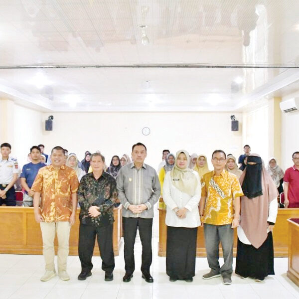 SOSIALISASI— Wakil Bupati Agam, Muhammad Iqbal, membuka secara resmi Sosialisasi Program RPL jenjang pendidikan S1 Universitas Dharma Andalas di Aula II Kantor Bupati Agam, Rabu (10/9).