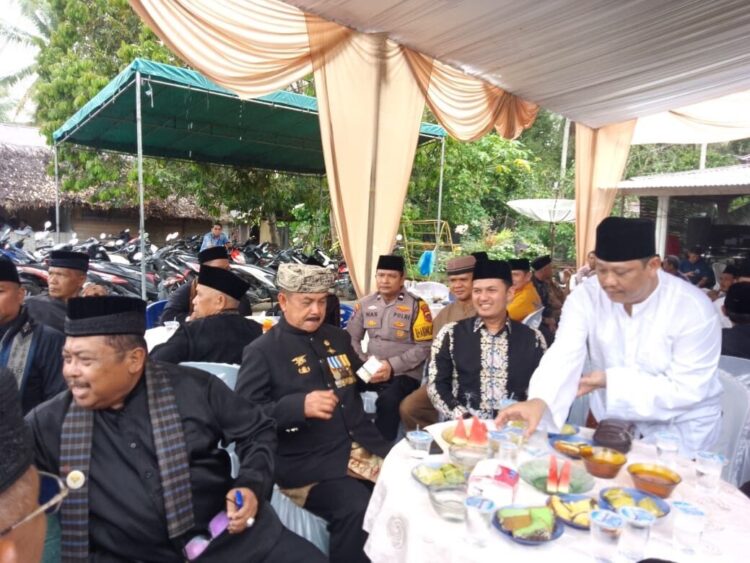 PEMBERIAN GELAR ADAT—Wakil Bupati Padangpariaman, Rahmat Hidayat, dan Ketua LKAAM Sumbar Fauzi Bahar menghadiri prosesi adat “guntiang siriah” pemberian gelar kepada kaum Suku Panyalai di Korong Limau Hantu, Nagari Balah Aia, Kecamatan VII Koto Sungai Sariak