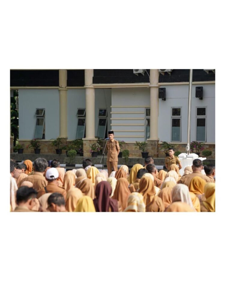 SAMBUTAN—Wakil Bupati Solok Selatan H. Yulian Efi berikan sambutan saat apel ASN, Senin (22/9).