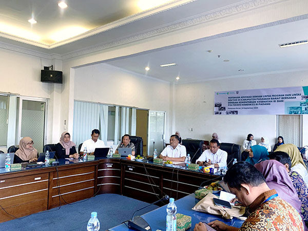 Pertemuan Advokasi Penurunan Stunting Bersama Kemenkes dan Poltekkes, Wabup: Angka Stunting Pasbar Turun 3,1 Persen dalam Setahun 1 ADVOKASI PENURUNAN STUNTING— Wakil Bupati Pasaman Barat (Pasbar) M. Ihpan menghadiri pertemuan advokasi lintas program dan sektor terkait penurunan stunting.