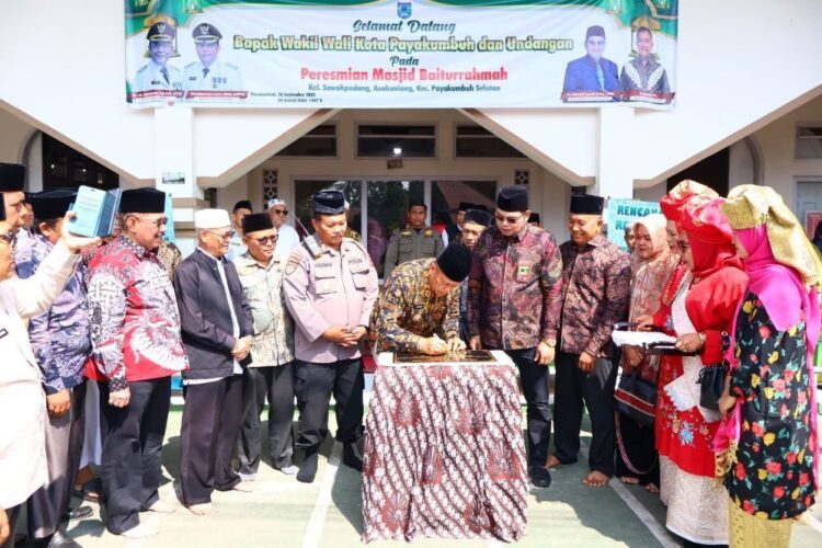 TANDATANGAN—Wakil Wali Kota Payakumbuh, Elzadaswarman, menandatangani prasasti peresmian Masjid Baiturrahmah, Jumat (26/9).