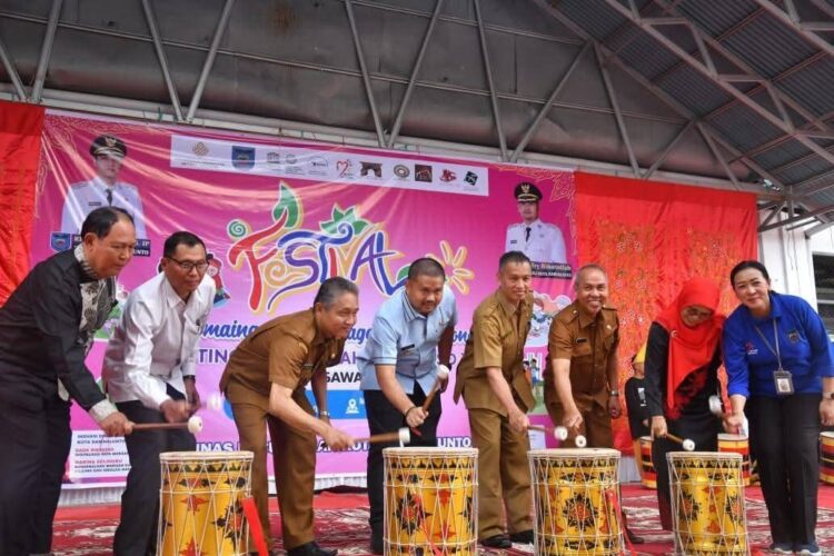 Festival Permainan Anak Nagari, Sawahlunto Hidupkan Kembali Tradisi Era Digital 1 PEMBUKAAN FESTIVAL— Wakil Wali Kota Sawahlunto Jeffry Hibatullah tabuh gadang tasa saat membuka Festival Permainan Anak Nagari yang diikuti pelajar sekolah dasar se-Kota Sawahlunto di halaman Museum Kereta Api.