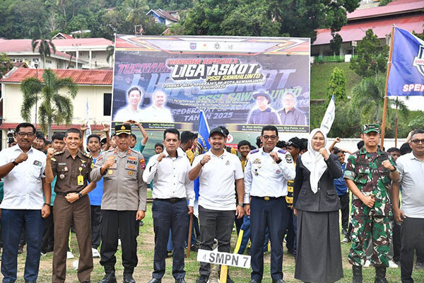 Wawako Sawahlunto BukaLiga Askot PSSI Tingkat SMP 1 TURNAMEN SEPAKBOLA— Wakil Wali Kota Sawahlunto Jeffry Hibatullah membuka turnamen sepak bola Liga Askot PSSI Kota Sawahlunto tingkat SLTP sederajat, di Lapangan Ombilin.